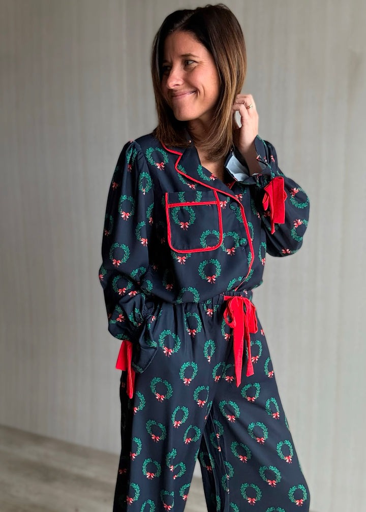 Luxurious Cute Women's Christmas Holiday Pajamas - Christmas Wreath Pajama Set with Red Bows