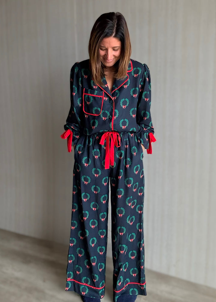 Luxurious Cute Women's Christmas Holiday Pajamas - Christmas Wreath Pajama Set with Red Bows