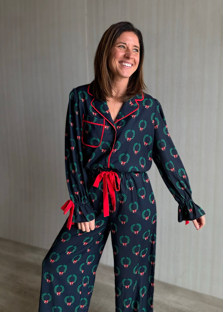 Luxurious Cute Women's Christmas Holiday Pajamas - Christmas Wreath Pajama Set with Red Bows