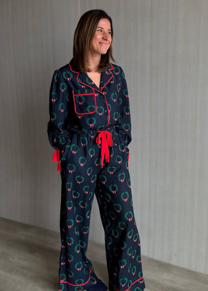 Luxurious Cute Women's Christmas Holiday Pajamas - Christmas Wreath Pajama Set with Red Bows