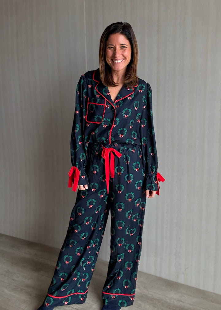 Luxurious Cute Women's Christmas Holiday Pajamas - Christmas Wreath Pajama Set with Red Bows