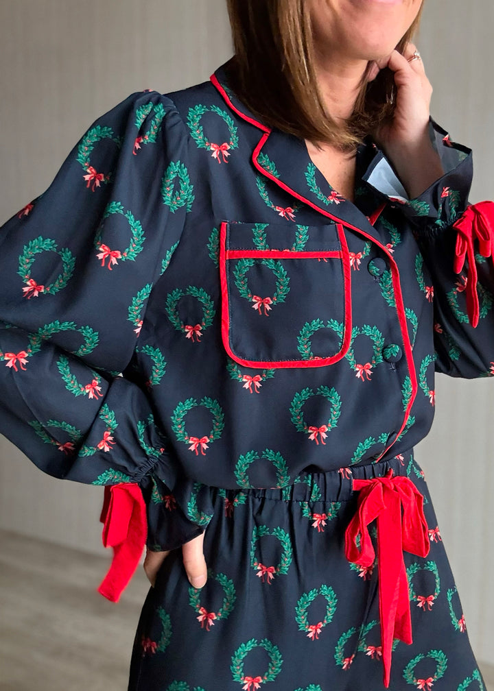 Luxurious Cute Women's Christmas Holiday Pajamas - Christmas Wreath Pajama Set with Red Bows