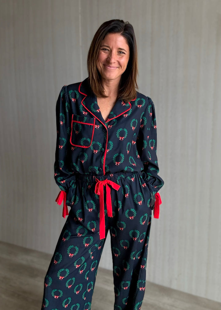 Luxurious Cute Women's Christmas Holiday Pajamas - Christmas Wreath Pajama Set with Red Bows