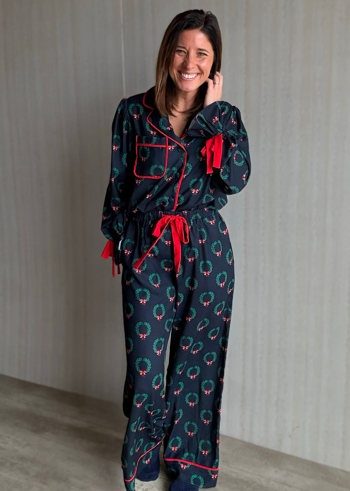 Luxurious Cute Women's Christmas Holiday Pajamas - Christmas Wreath Pajama Set with Red Bows