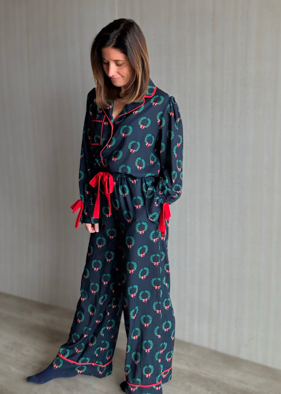 Luxurious Cute Women's Christmas Holiday Pajamas - Christmas Wreath Pajama Set with Red Bows